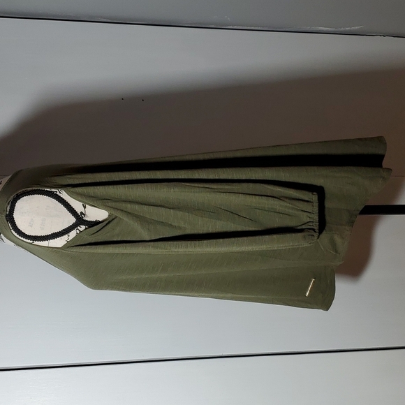 Jones New York Signature- Cut outs Hi-Lo olive green Top Neutral Sz.XL - Picture 2 of 8
